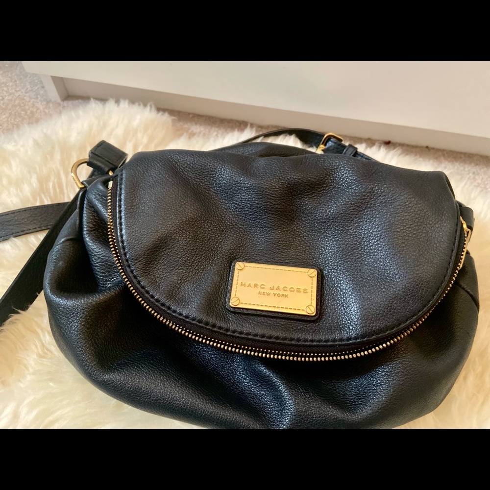 Marc Jacobs New York Black Leather Gold Hardware Crossbody Bag Medium